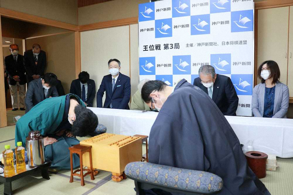 神戸市の中の坊瑞苑で午前9時に始まった第61期王位戦7番勝負第3局。挑戦者の藤井聡太棋聖（左）と木村一基王位