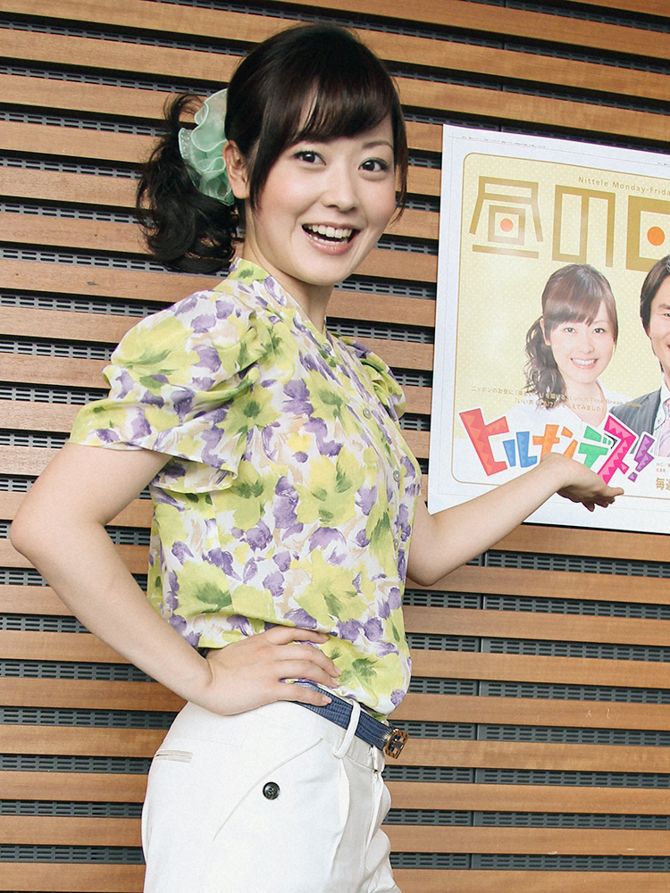 「ヒルナンデス！」のポスターの前で笑顔を見せる日本テレビ・水卜麻美アナ=2011年3月