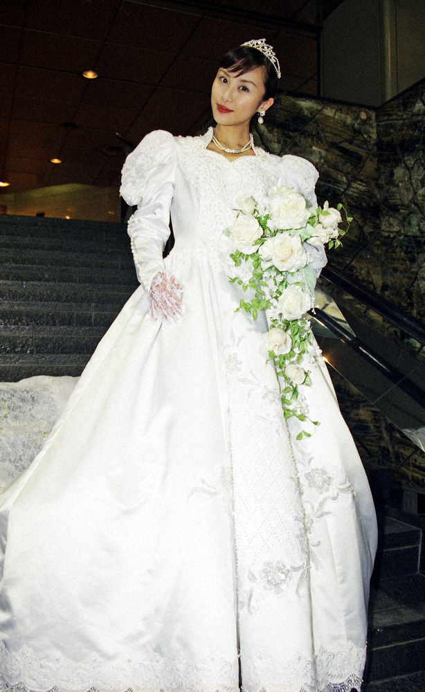 1999年、テレビのバラエティ番組でウエディングドレス姿を披露した山口もえ