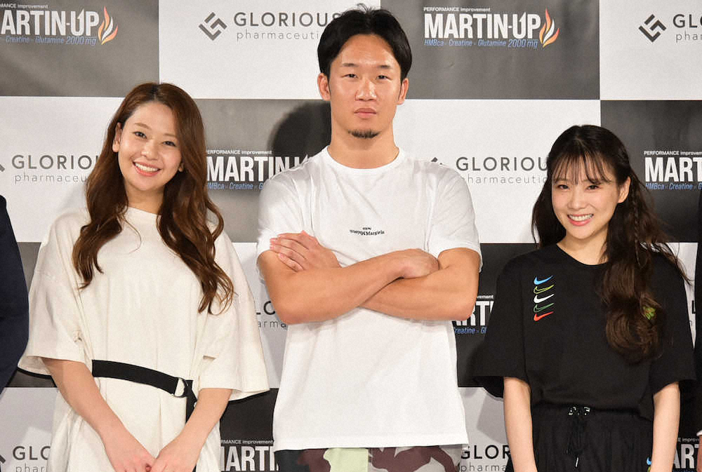 サプリメント「MARTIN　UP」発表会に出席した（左から）希帆、朝倉未来、重盛さと美