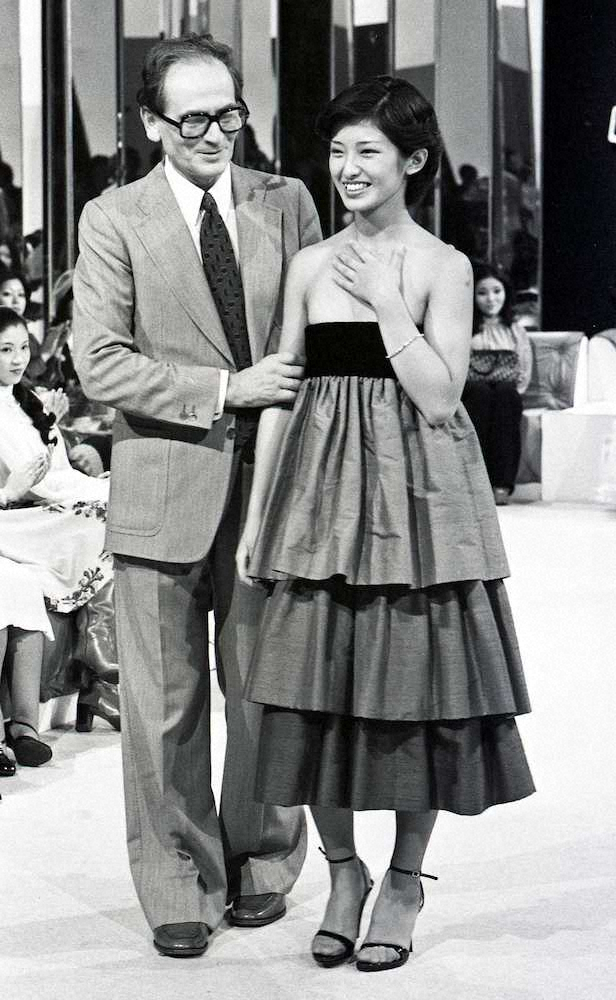 77年、山口百恵さんにドレスをプレゼントするピエール・カルダン氏