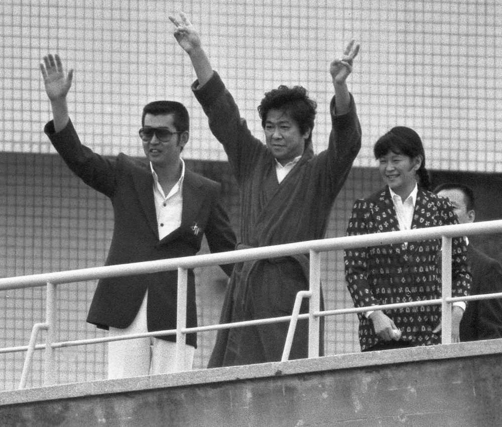 1981年、まき子夫人（右）、渡哲也さん（左）とともに病院の屋上から手を振る石原裕次郎さん