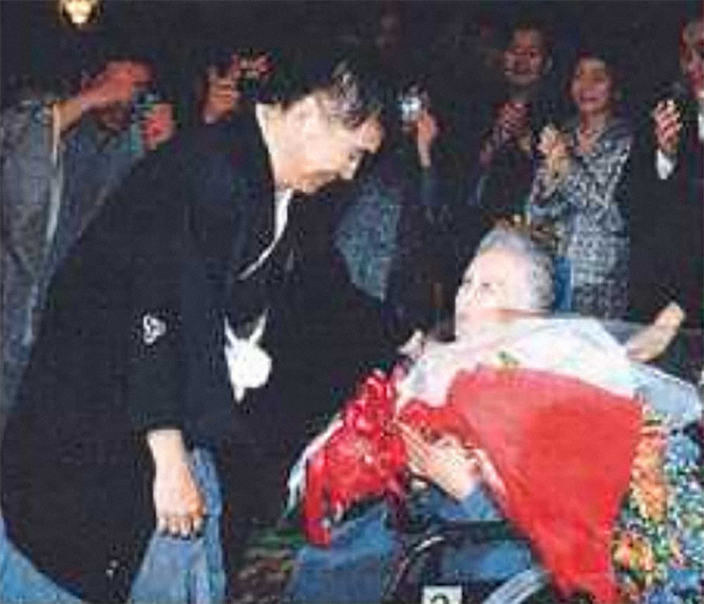 2004年、母・治子さんに話しかける桂文枝
