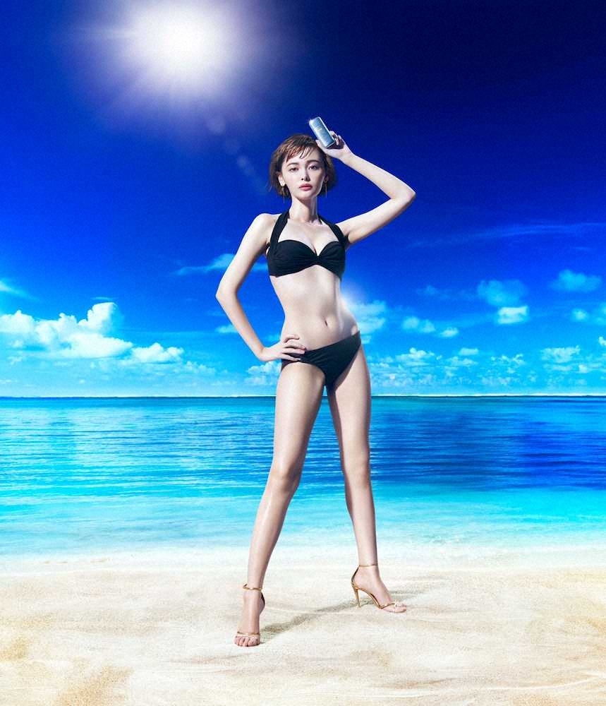 日焼け止めスプレーの新シリーズ「サンカット　プロディフェンス」のCMで水着姿を披露している玉城ティナ　