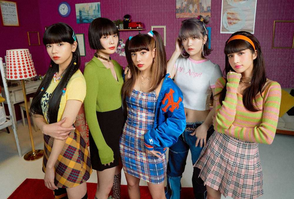ドラマ「リカ～リバース～」の主題歌を担当するFAKY。（左から）Hina、Mikako、Akina、Lil’Fang、Taki。Lil’Fangは挿入歌として「人形の家」をカバーする