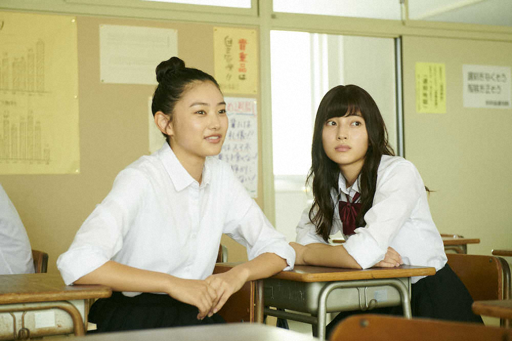 ドラマ「ホリミヤ」で注目の岡本莉音（左）。右は久保田紗友