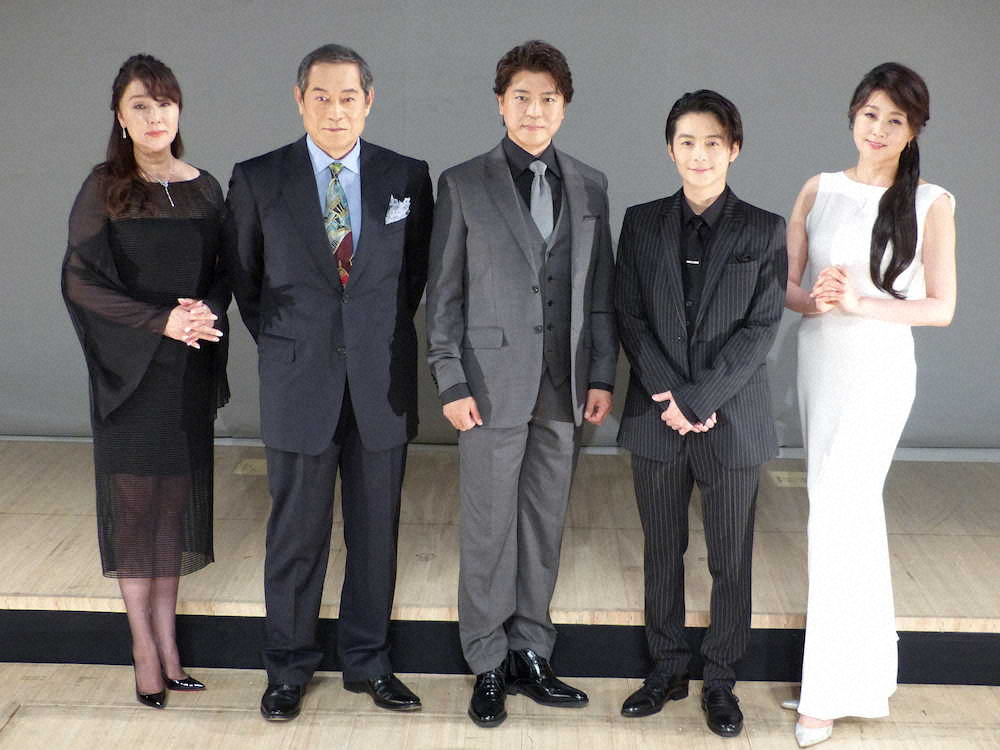 舞台「魔界転生」の製作発表に出席した（左から）浅野ゆう子、松平健、上川隆也、小池徹平、藤原紀香