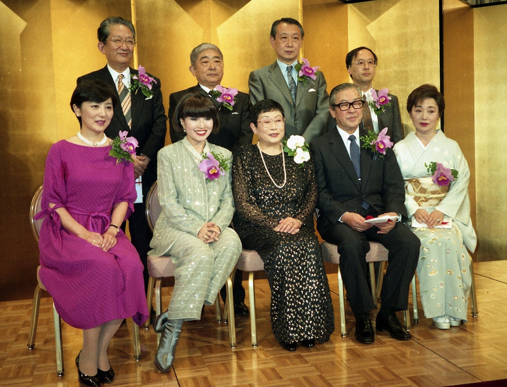 <第3回橋田寿賀子賞>授賞式に出席する橋田寿賀子さん（前列左から3人目）1995年5月10日
