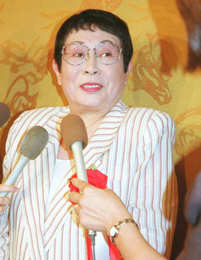 ベストスイマー賞表彰での橋田寿賀子さん　2000年07月16日撮影