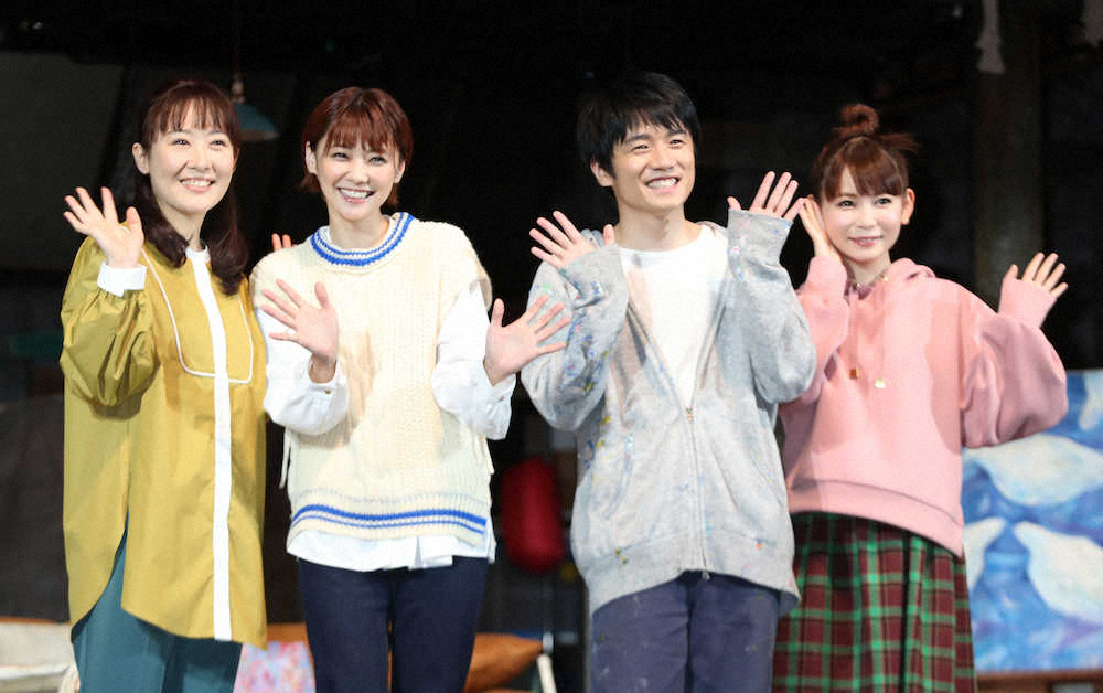 ポーズをとる（左から）前田亜季、倉科カナ、風間俊介、中川翔子