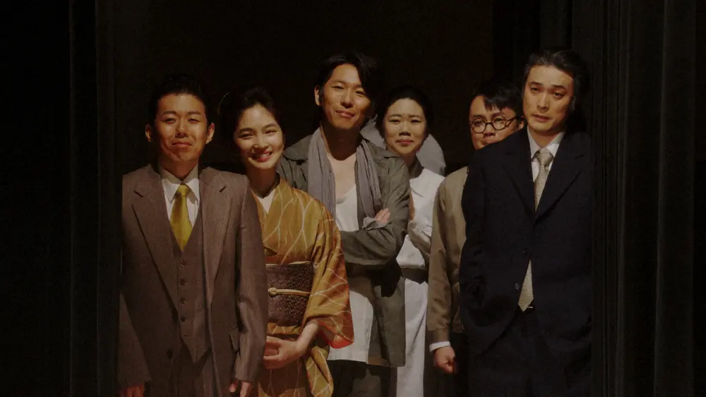 連続テレビ小説「おちょやん」第115話。新えびす座・舞台にて。舞台を袖から見る一同(C)NHK