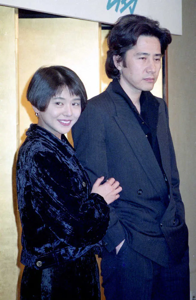 1991年2月、TBS「パパとなっちゃん」制作発表で父親役の田村正和さん（右）と小泉今日子　