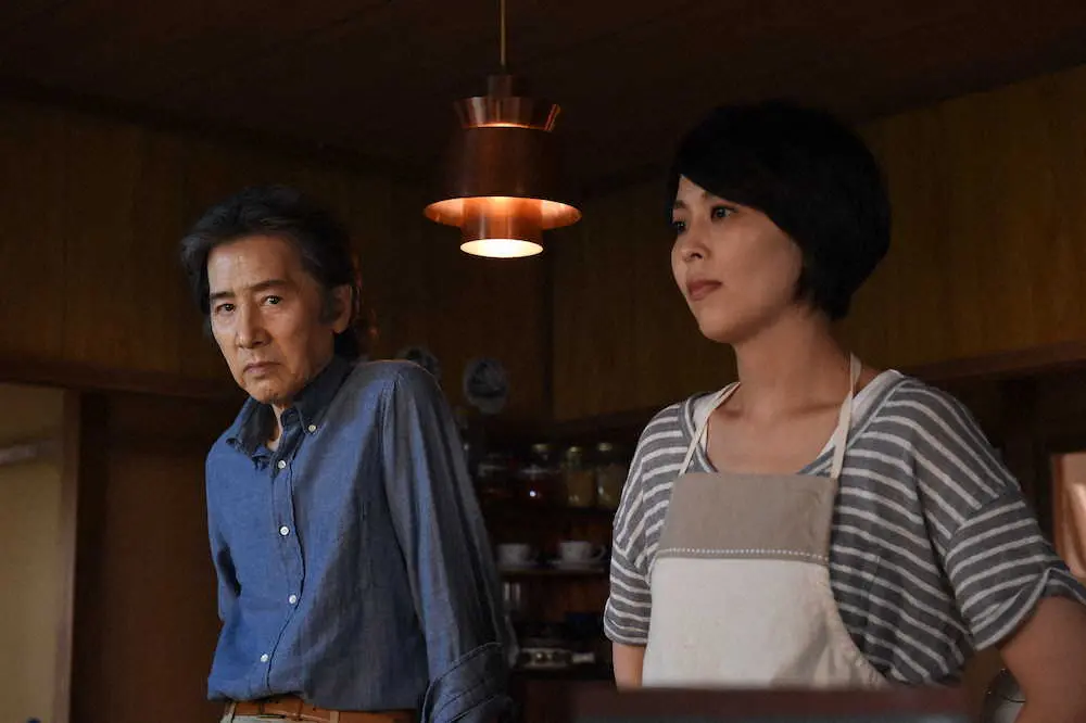 2014年のTBSドラマ「おやじの背中」第1話に出演した田村正和さん（左）と松たか子（C）TBS