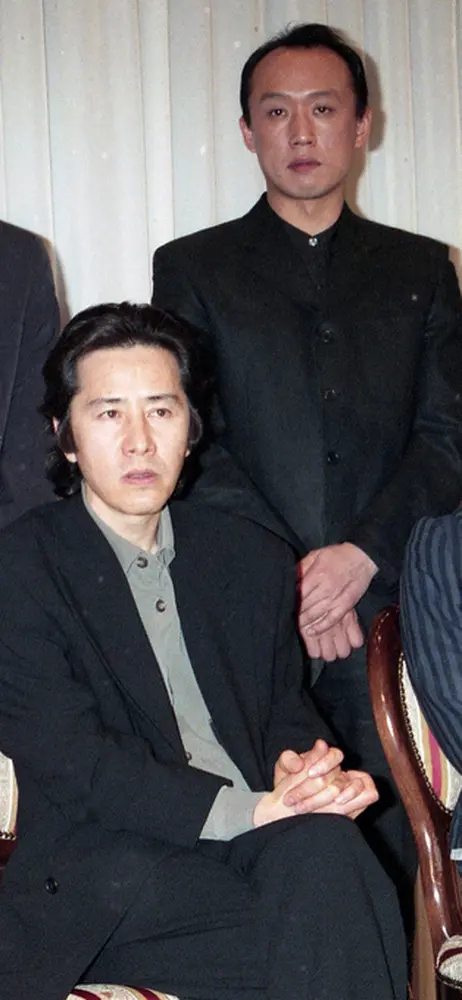 97年フジテレビ「総理と呼ばないで」で田村正和さん（左）と共演した西村まさ彦