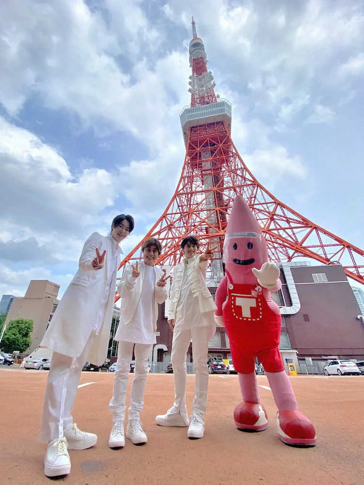 東京タワーで新曲「サンキュ！ピース」の発売記念イベントを行った（左から）ヤマト、ヒカル、辰巳ゆうと、東京タワー公式キャラクターのノッポン弟（撮影・岸　良祐）