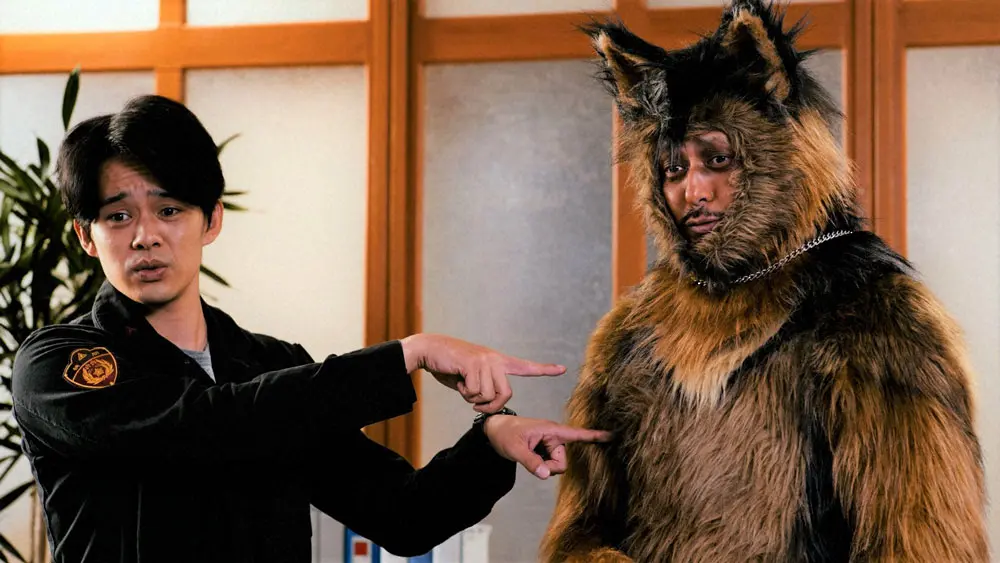 「オリバーな犬、（Gosh!!）このヤロウ」で犬の着ぐるみ姿で出演しているオダギリジョー（右）。左は青葉一平役の池松壮亮（C）NHK