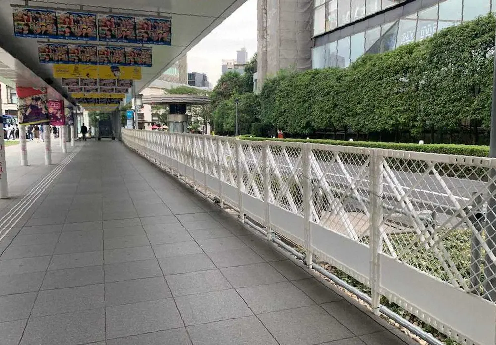 ビートたけしが乗る車が襲撃された事件を受けて、TBSの社屋前の通路に取り付けられた白い柵。奥が東京メトロ赤坂駅3b出口