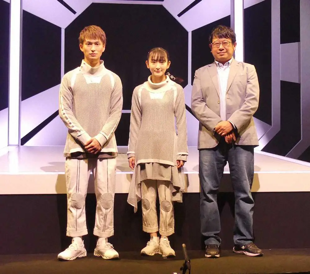 1人芝居「僕とメリーヴェルの7322個の愛」の初日を迎えた（左から）松田凌、生駒里奈、演出の毛利亘宏氏