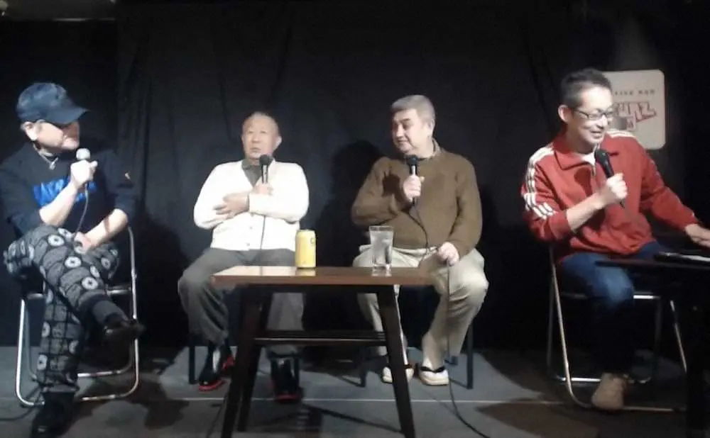 2018年12月に行われたトークイベントでの（左から）竹内義和氏、前田五郎さん、動楽亭ブラック、大捕一久氏（アワーズルームのYouTubeより）