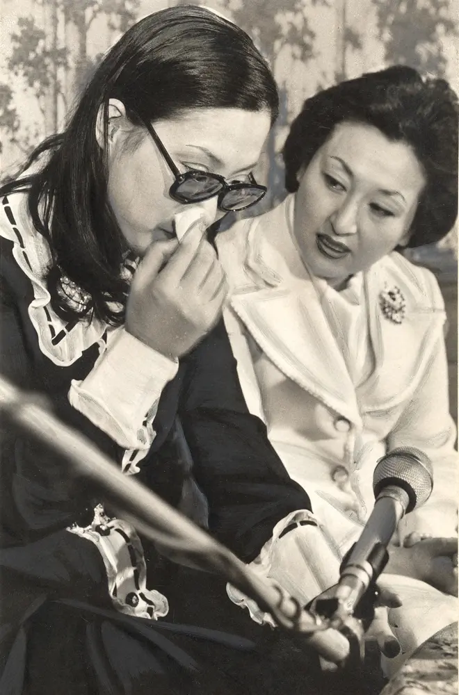 77年、島倉千代子さん（左）の会見に同席した細木数子さん