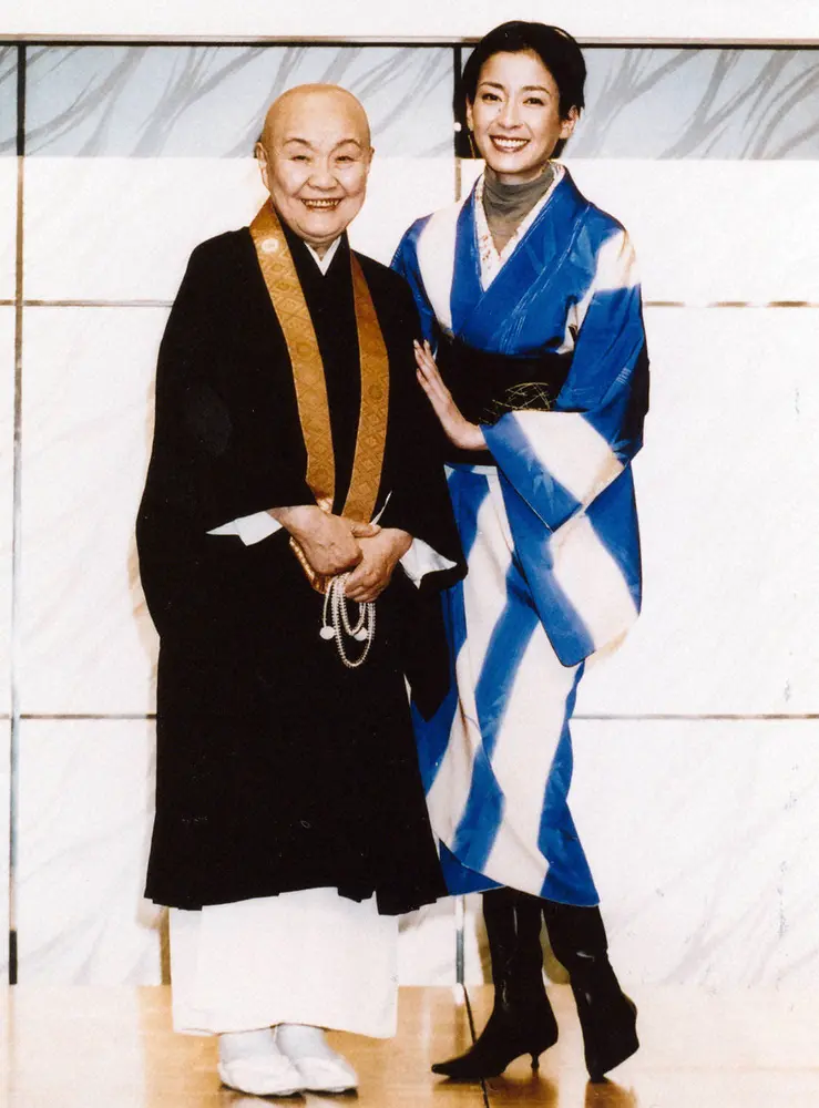 ドラマ「女の一代記」シリーズで瀬戸内寂聴さん(左）を演じた宮沢りえとのツーショット（05年撮影）