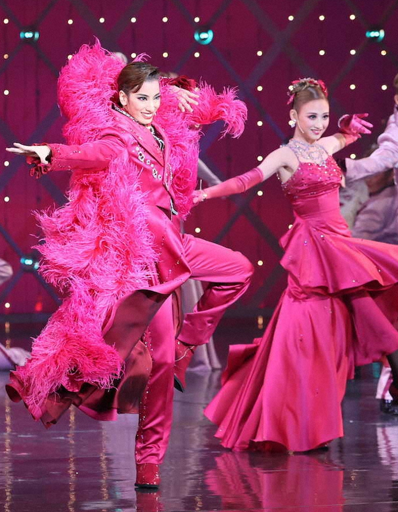 花組100年を祝うレビューで躍動するトップスター柚香光（左）とトップ娘役の星風まどか