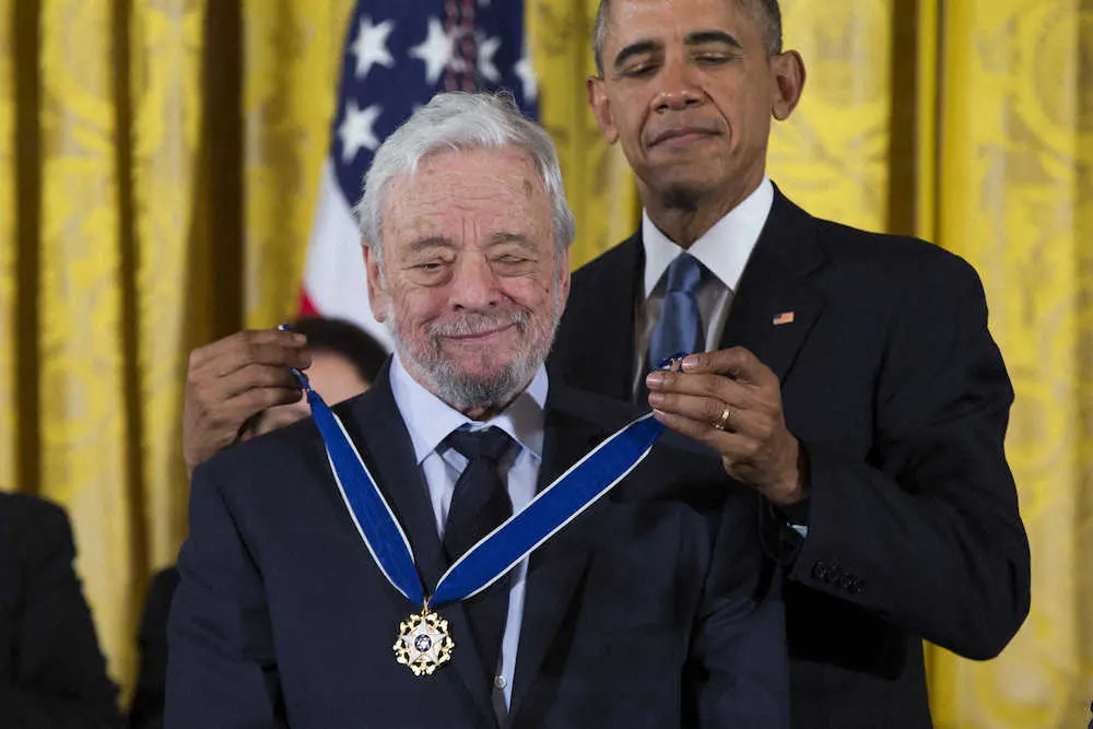 2015年、大統領自由勲章をオバマ大統領から授けられたソンドハイム氏（AP）
