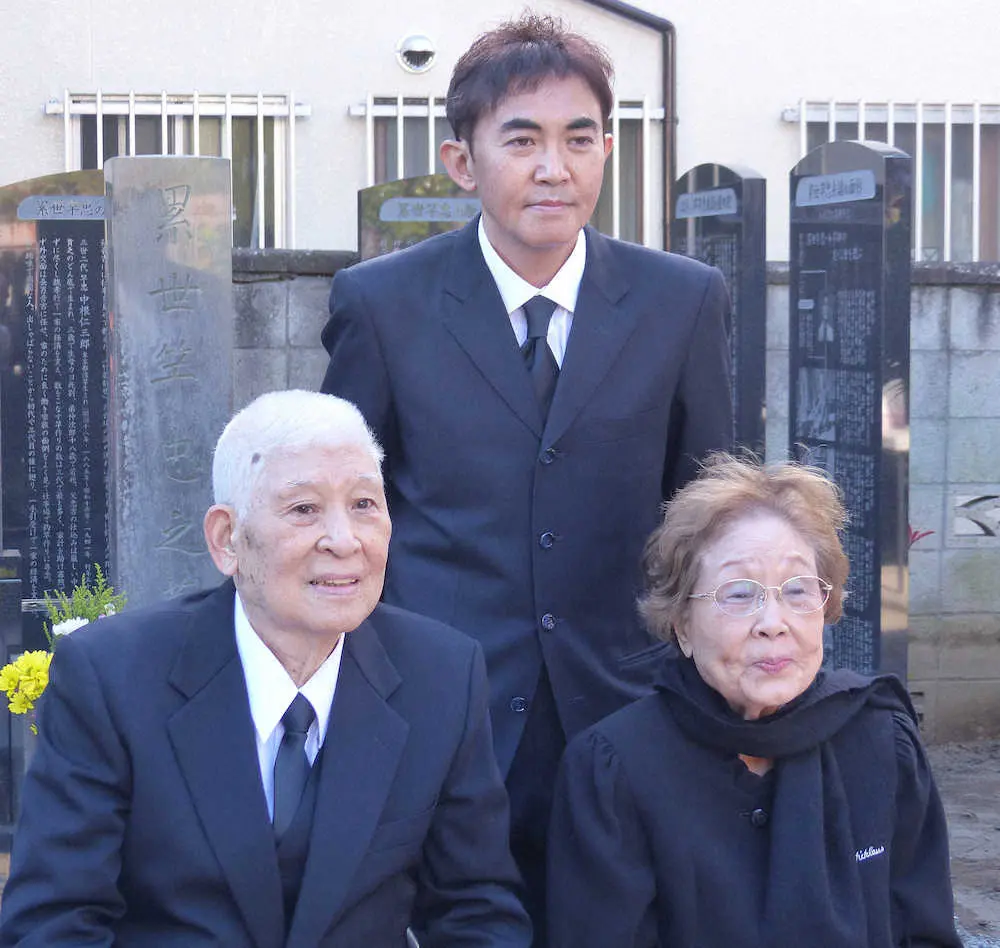 生家の先祖の墓前で、記念撮影する（左から）中根喜三郎氏、二代目・林家三平、海老名香葉子（撮影・四釜　良人）