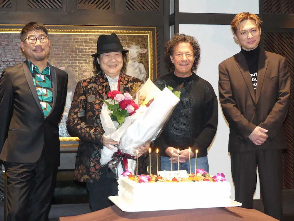 ミッキー吉野（左から2人目）の古稀の誕生日を祝福する（左から）亀田誠治氏、トミー・スナイダー、SHOKICHI