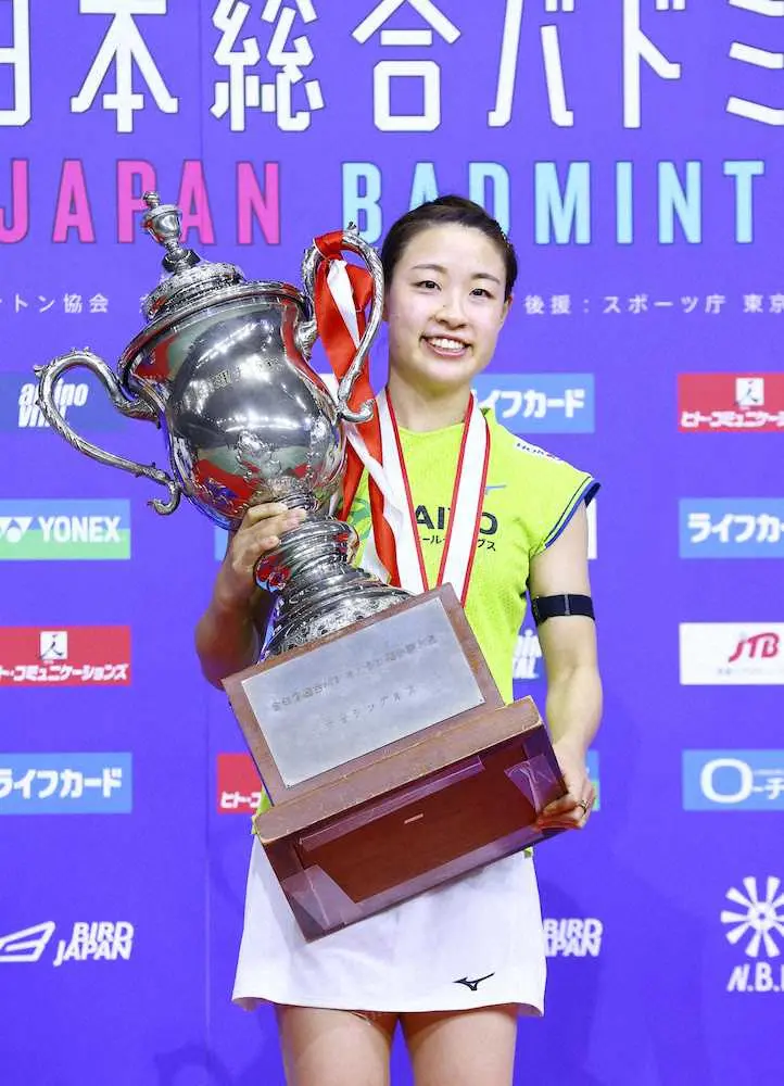 バドミントンの全日本総合選手権女子シングルスで優勝した奥原希望