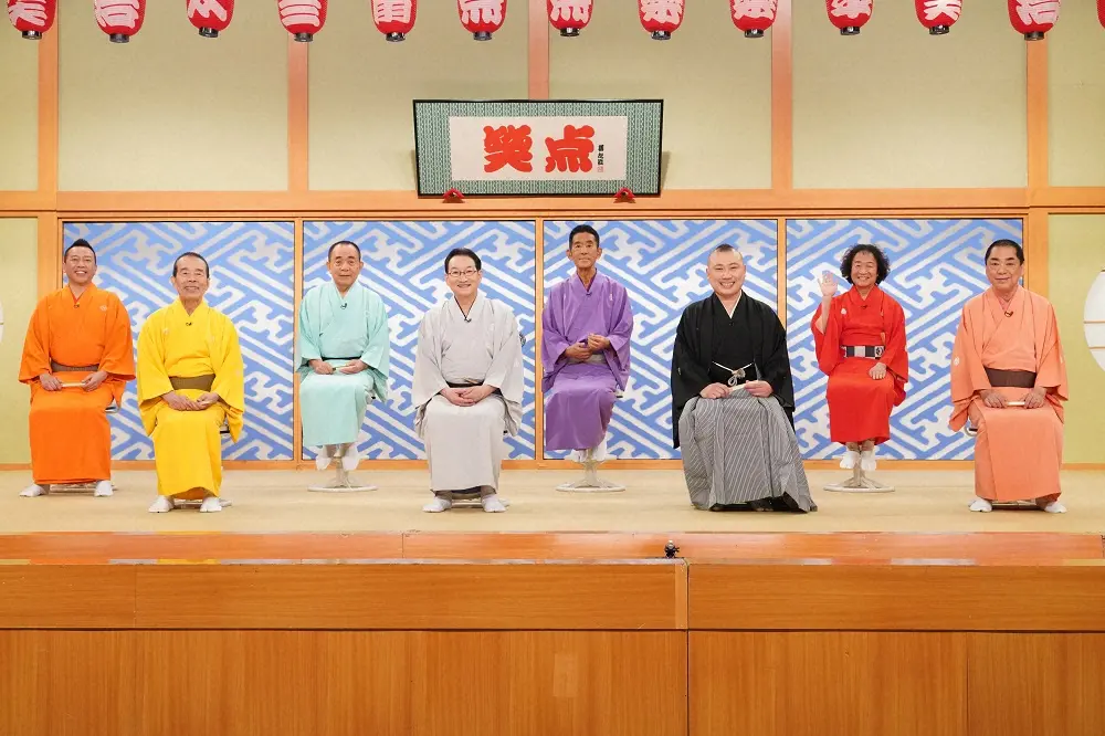 桂宮治（右から3人目）が新加入した「笑点」大喜利メンバー（C）日本テレビ