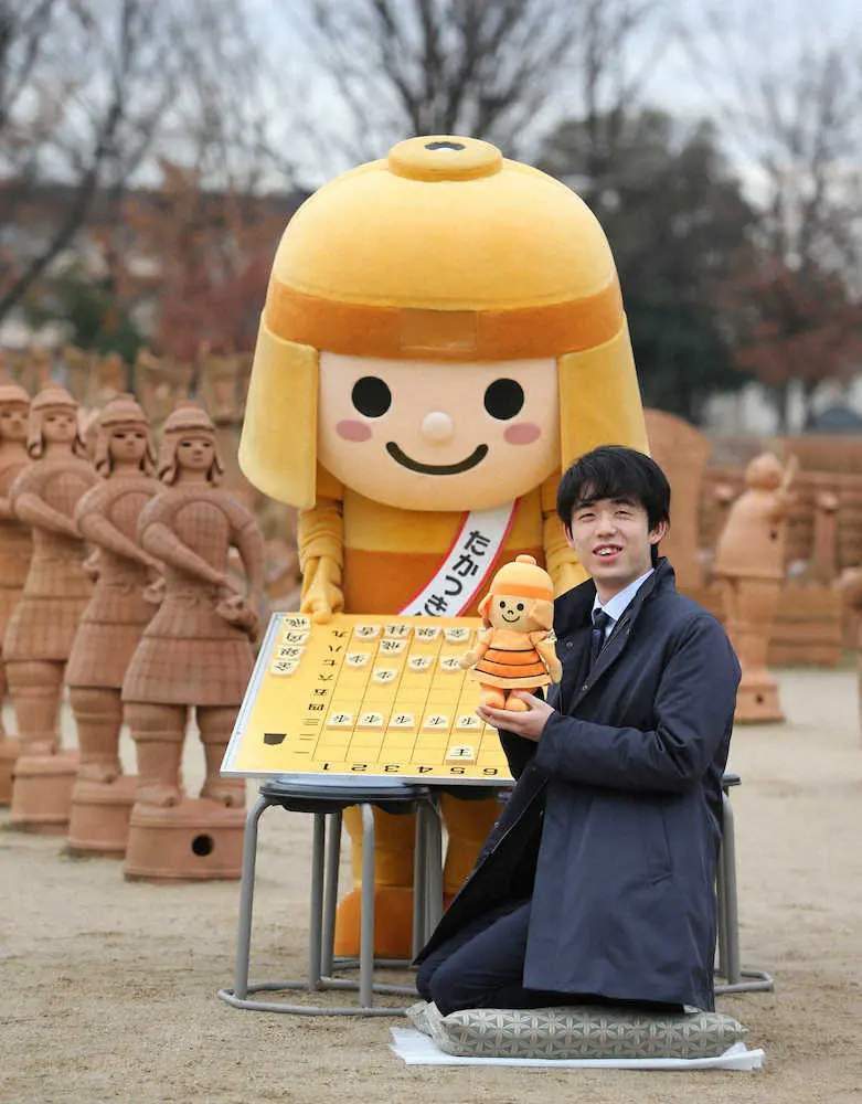高槻市のマスコットキャラクター「はにたん」と、今城塚古墳公園で対局する藤井竜王