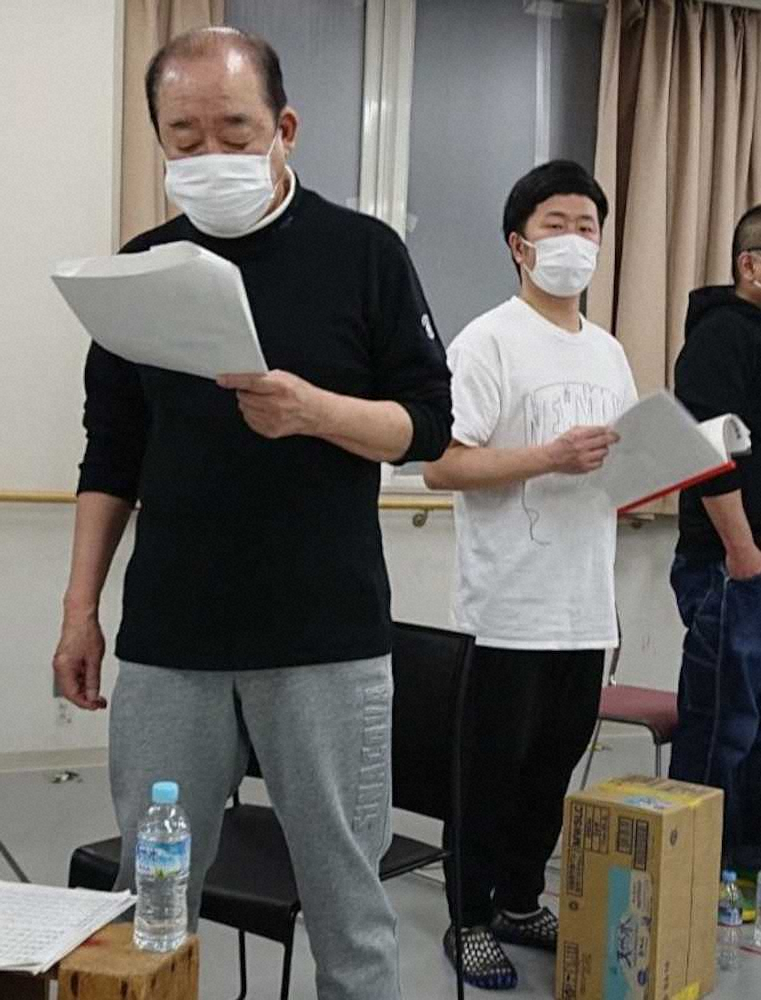 歌とダンスに悪戦苦闘中の島田一の介師匠（左）がライバル！？負けないようにボク（右）も頑張ってま～す！