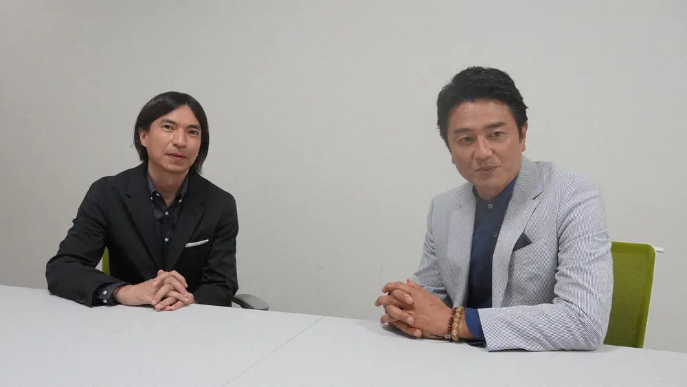TOKYO　MX「バラいろダンディ」のMCを務めるふかわりょう（左）と原田龍二