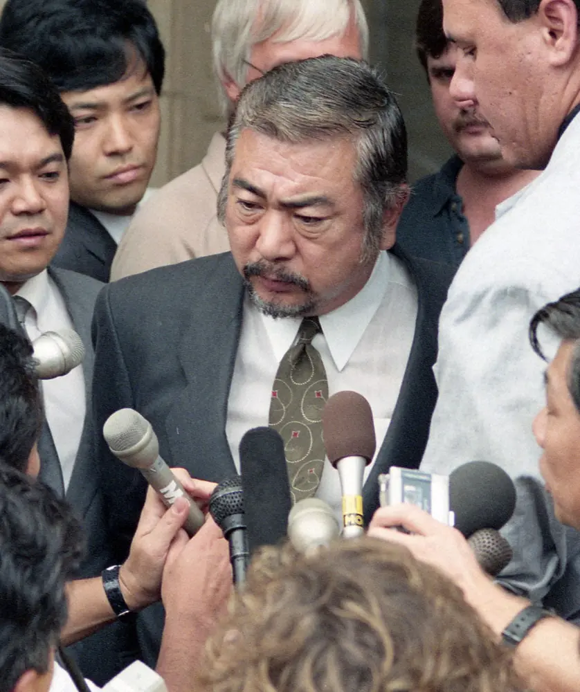 90年、勝新太郎はコカイン所持で逮捕され審判のためハワイ移民局へ出頭し、報道陣に囲まれる