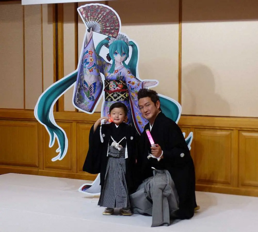 「超歌舞伎2022」の取材会に出席した中村獅童（右）と小川陽喜くん