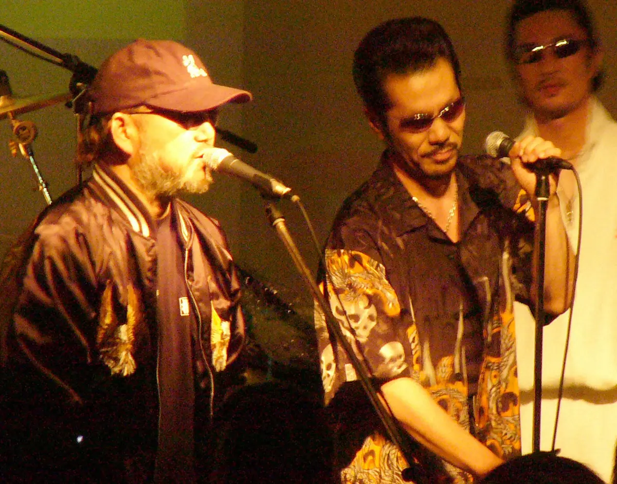 05年、「大阪銀蝿」のライブに出演したロックバンド「横浜銀蝿」の嵐（左）と翔