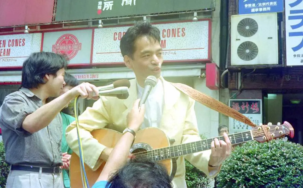 89年、ギターを手に参院選選挙活動をする山本コウタローさん