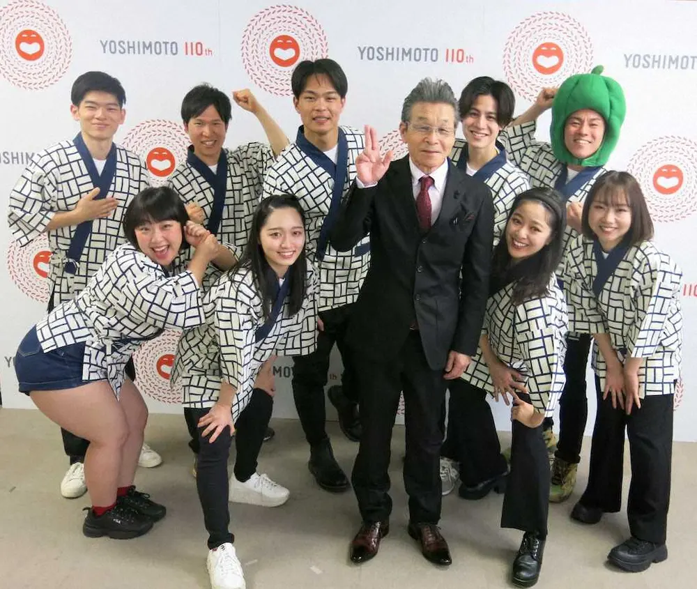 吉本新喜劇の20代新ユニット「秘蔵っ子」のリーダー・松浦景子（前列左から2人目）、間寛平GM（前列中央）、小林ゆう（前列左から4人目）ら