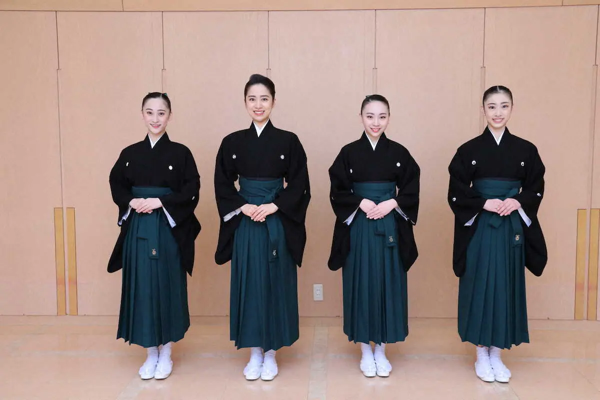 宝塚音楽学校109期生の生徒代表を務めた（左から）河谷杏実さん、山田早瀬さん、平澤桜さん、川島笙さん