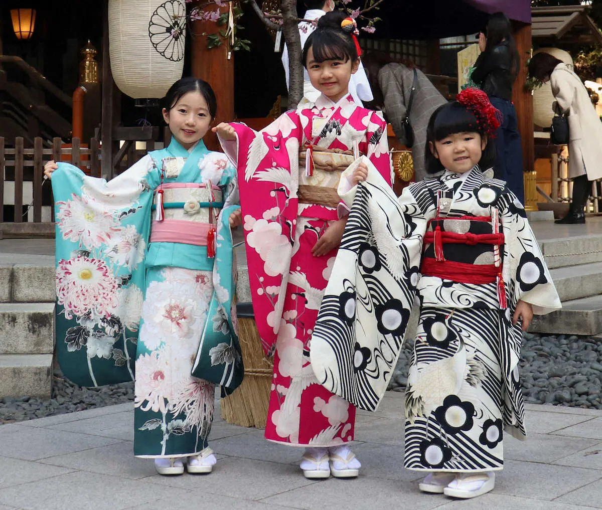 ひな祭りの祈願を行った（左から）志水心音、浅田芭路、永尾柚乃