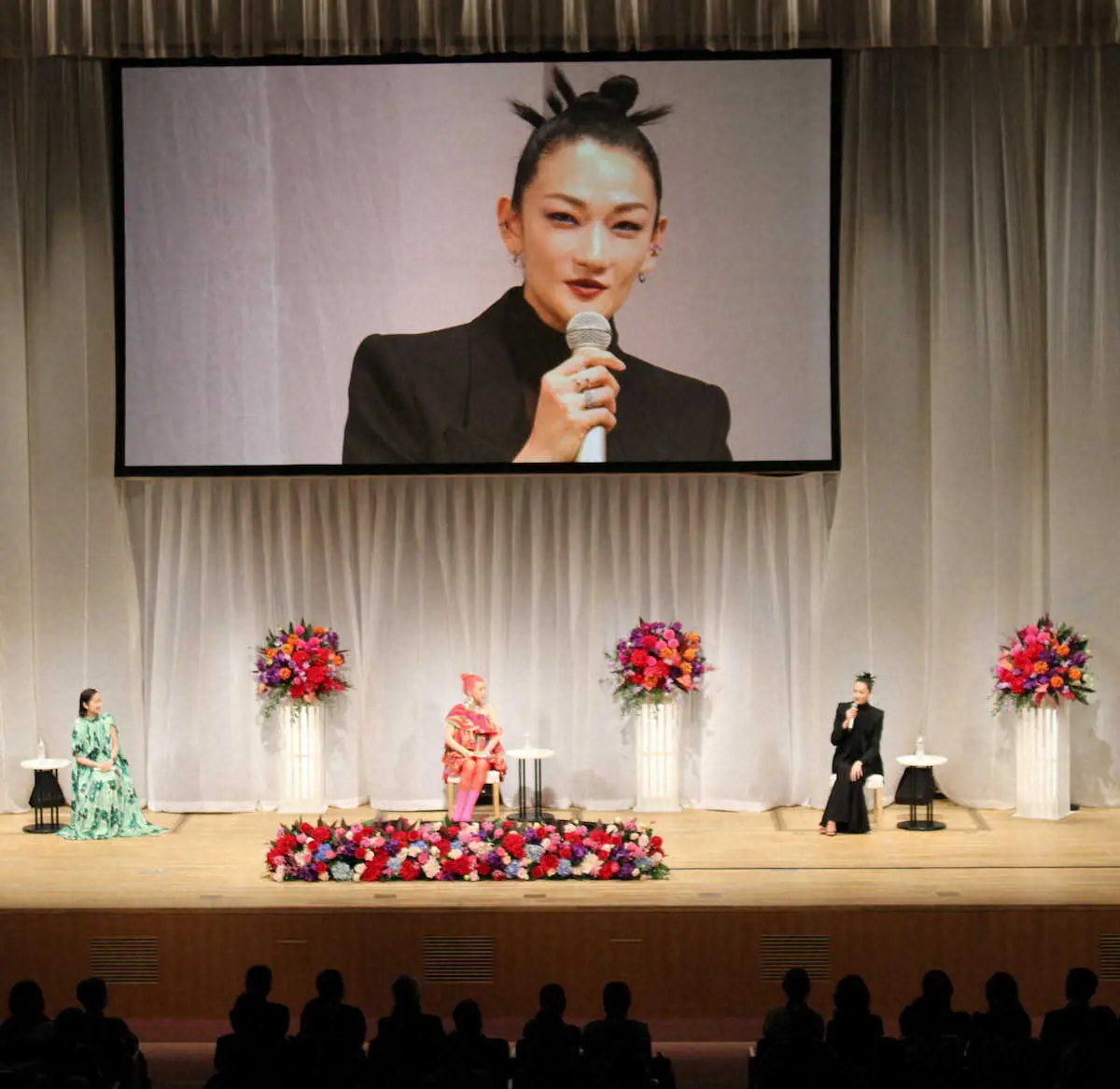 （左から）堀田真由、仲里依紗、冨永愛が出席した「大奥」ファンミーティング