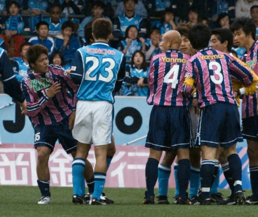 2001年4月、プロデビューとなったジュビロ磐田戦でラフプレーにより退場となるC大阪・大久保嘉人（左）