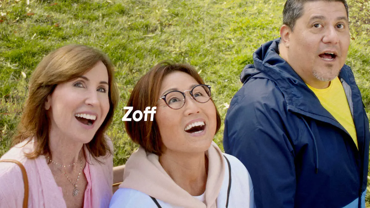 ZoffのCMにはヌートバーの母・久美子さん（中央）も登場