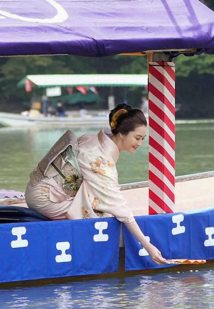 　京都・嵐山で行われた「三船祭」で、川面に扇を浮かべる「扇流し」を披露する俳優の観月ありさ