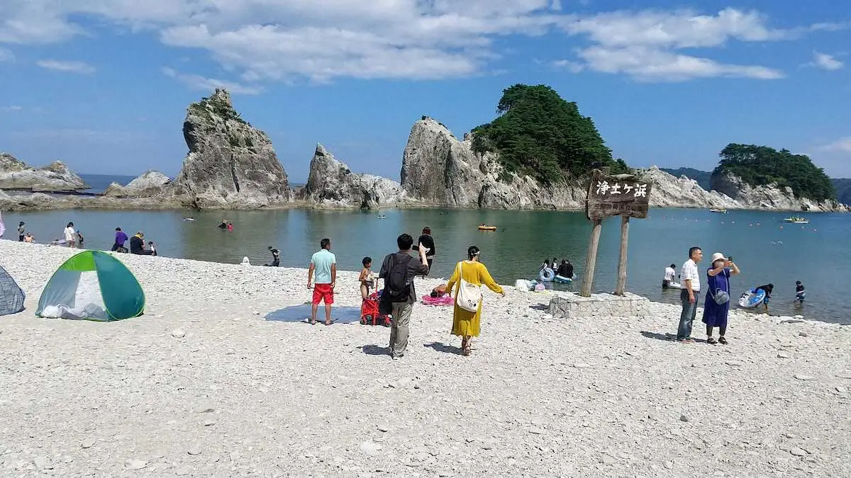 浄土ケ浜の絶景スポットでは海水浴を楽しむ人も