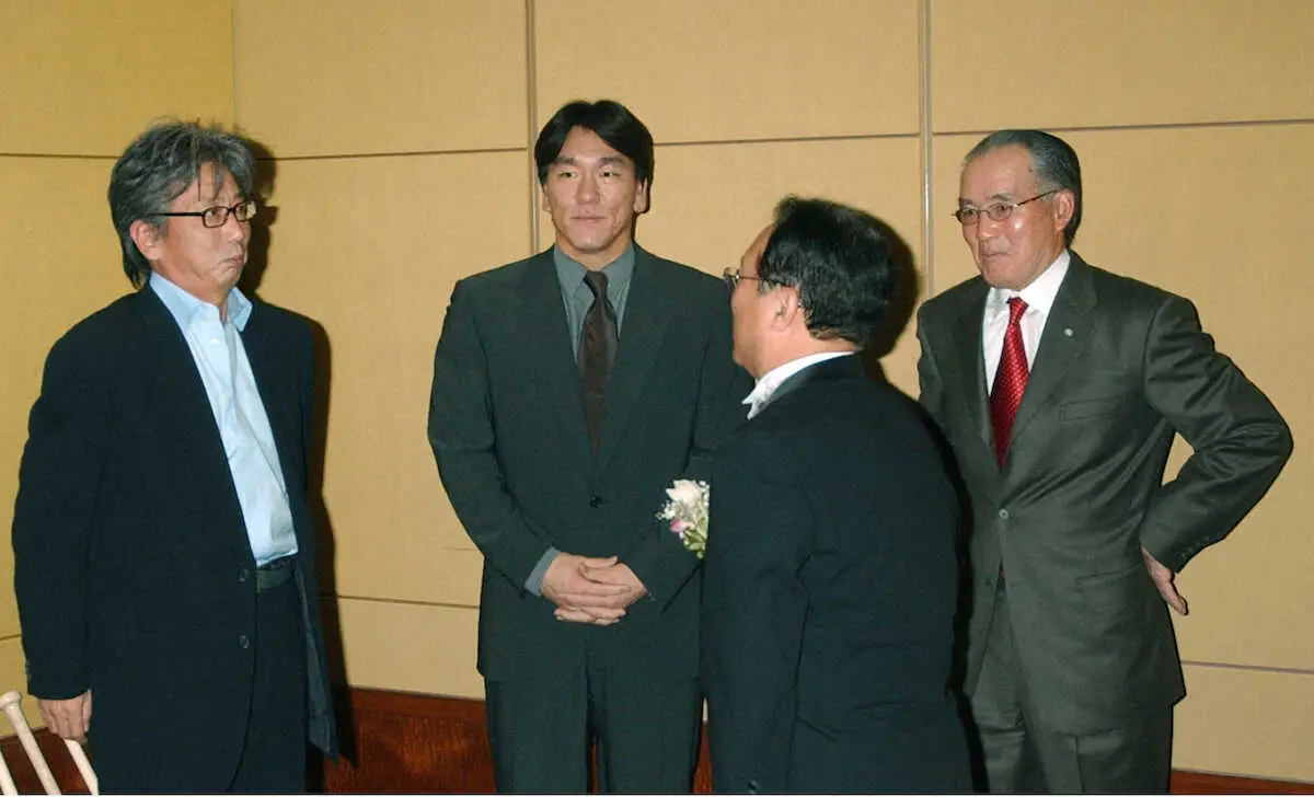 2003年12月、都内ホテルで松井秀喜さん（左から2人目）、長嶋茂雄巨人軍終身名誉監督（右端）と言葉をかわす伊集院静さん（左端）