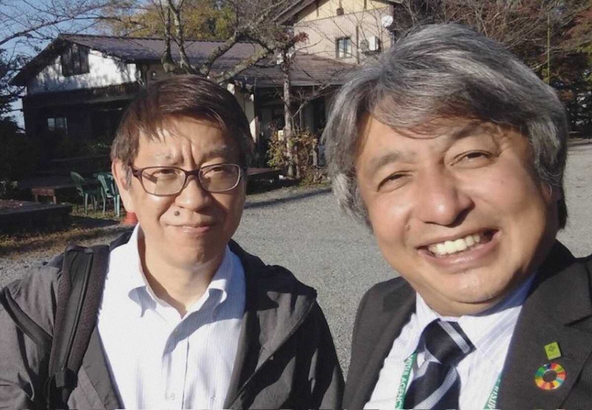 「再会旅行」にはまったテレビ大阪・植草結樹アナウンサー（左）。福井放送・森本茂樹アナウンサーと再会して