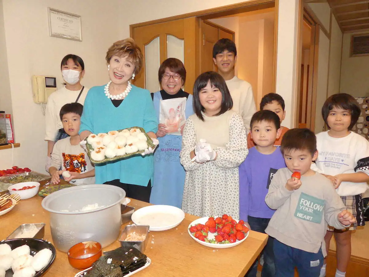 東京都荒川区のこども食堂「サザンクロス」に故郷・新潟の米を寄贈した小林幸子（左から3人目）。運営する南谷素子さん（同4人目）と子供たちとおにぎりをつくった
