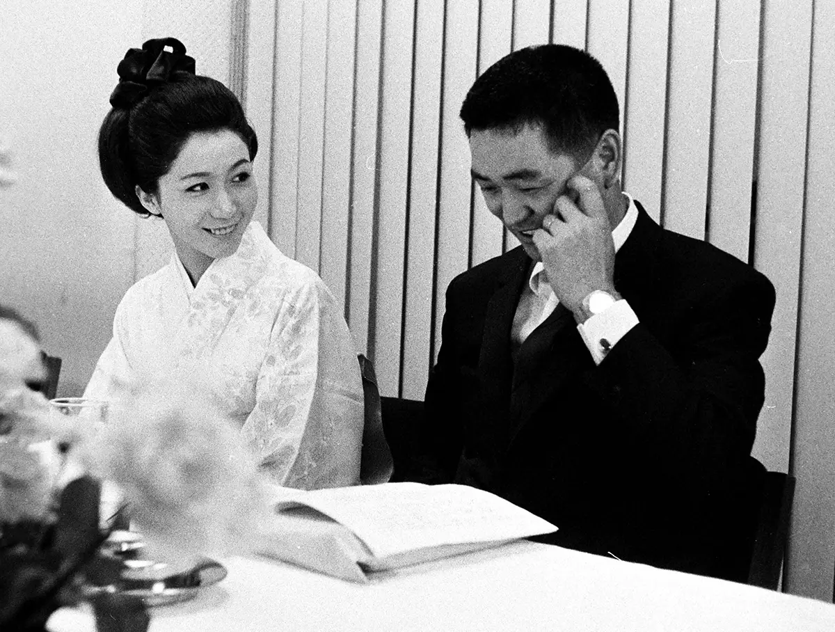 1967年、表現社プロ第1作「あかね雲」製作発表の会見を行った篠田正浩監督（右）と岩下志麻
